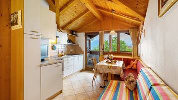 TV, tavolo da ping pong