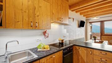 Frigorifero, forno, piano cottura, lavastoviglie