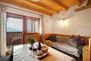 Una televisión, una mesa de tenis de mesa