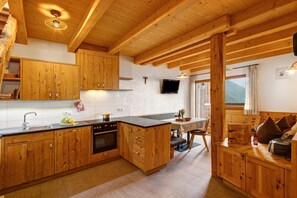 Een koelkast, een oven, een kookplaat, een vaatwasser