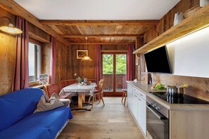 Een televisie en een tafeltennistafel