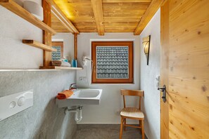 Shower, hair dryer, towels - Apartment 'Galtinerhof Almstadel' with Mountain View, Shared Terrace and Wi-Fi (Rodengo)