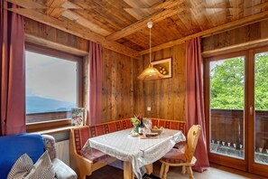 Dining - Apartment 'Galtinerhof Almstadel' with Mountain View, Shared Terrace and Wi-Fi (Rodengo)