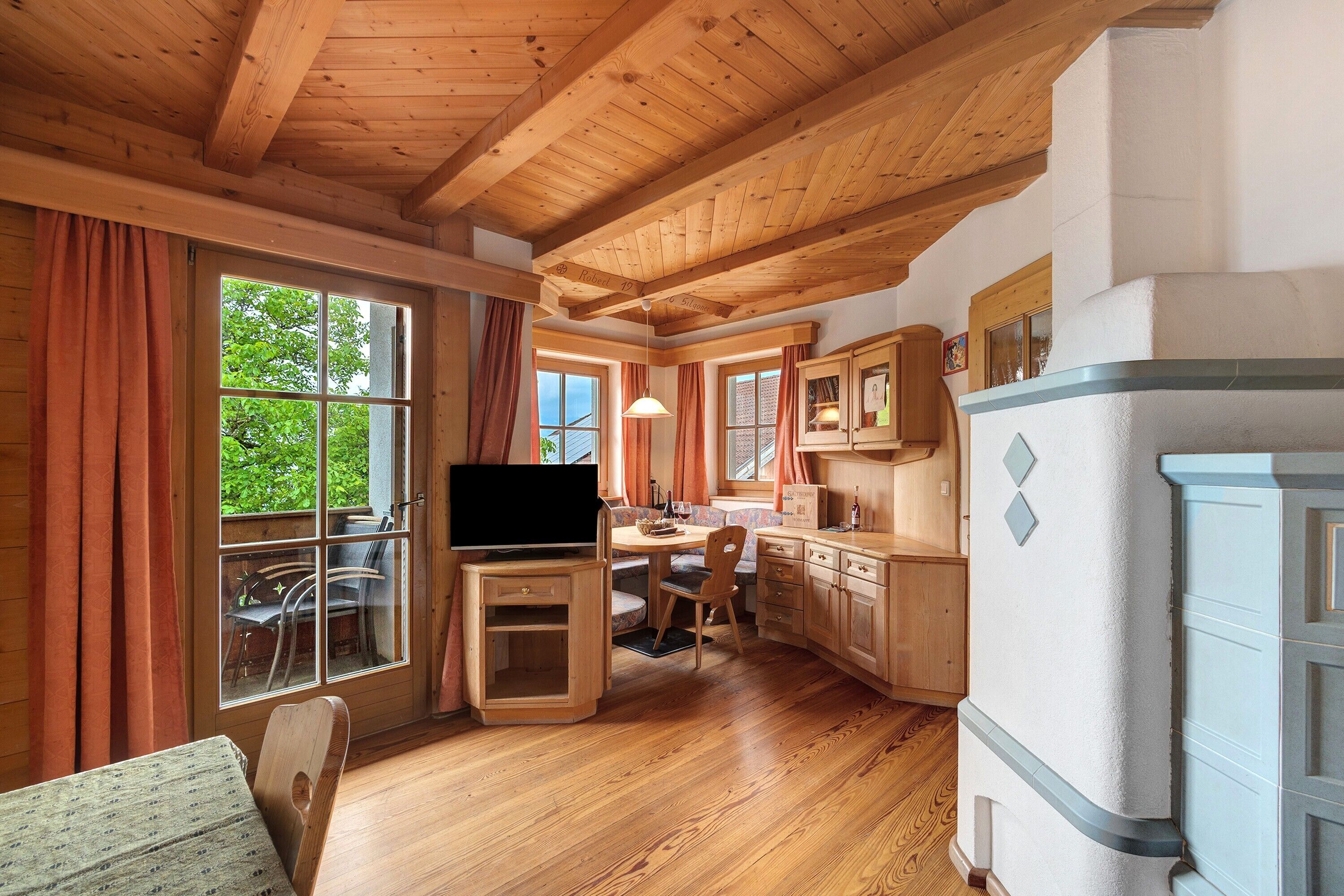 テレビ、暖炉、卓球台