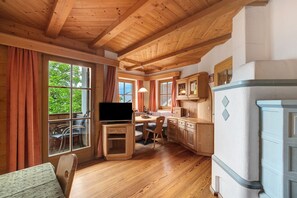 Télévision, cheminée, table de tennis de table