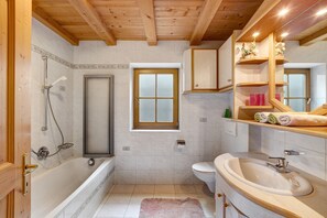 Shower, hair dryer, towels - Apartment 'Tanne' with Mountain View, Shared Terrace and Wi-Fi (Rodengo)