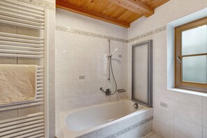Shower, hair dryer, towels - Apartment 'Tanne' with Mountain View, Shared Terrace and Wi-Fi (Rodengo)