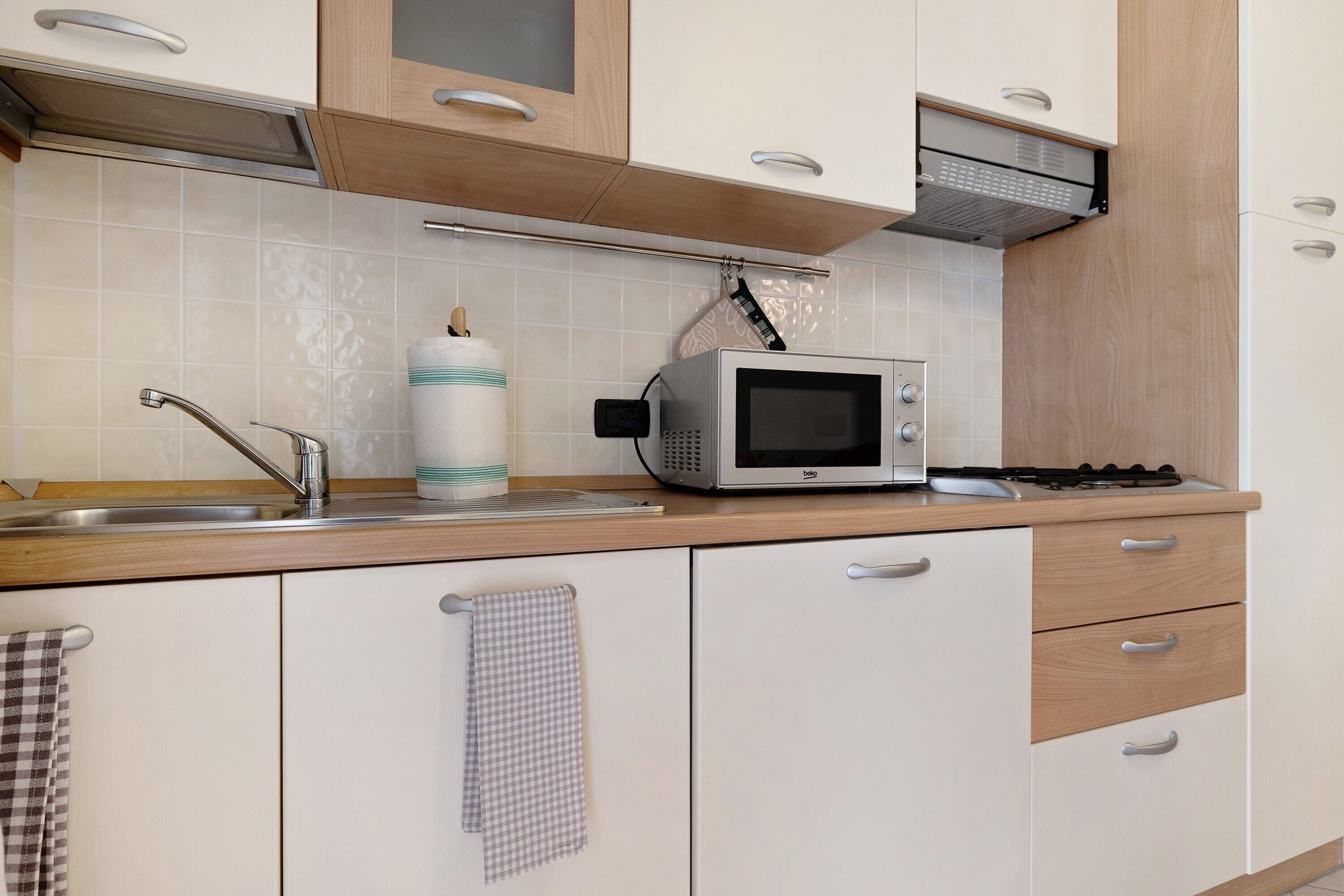 Réfrigérateur, micro-ondes, plaque de cuisson, cafetière/bouilloire