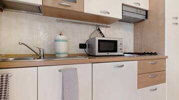 Réfrigérateur, micro-ondes, plaque de cuisson, cafetiÚre/bouilloire