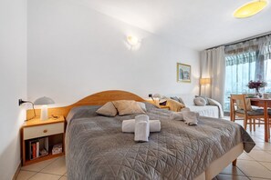 Iron/ironing board, free WiFi, bed sheets