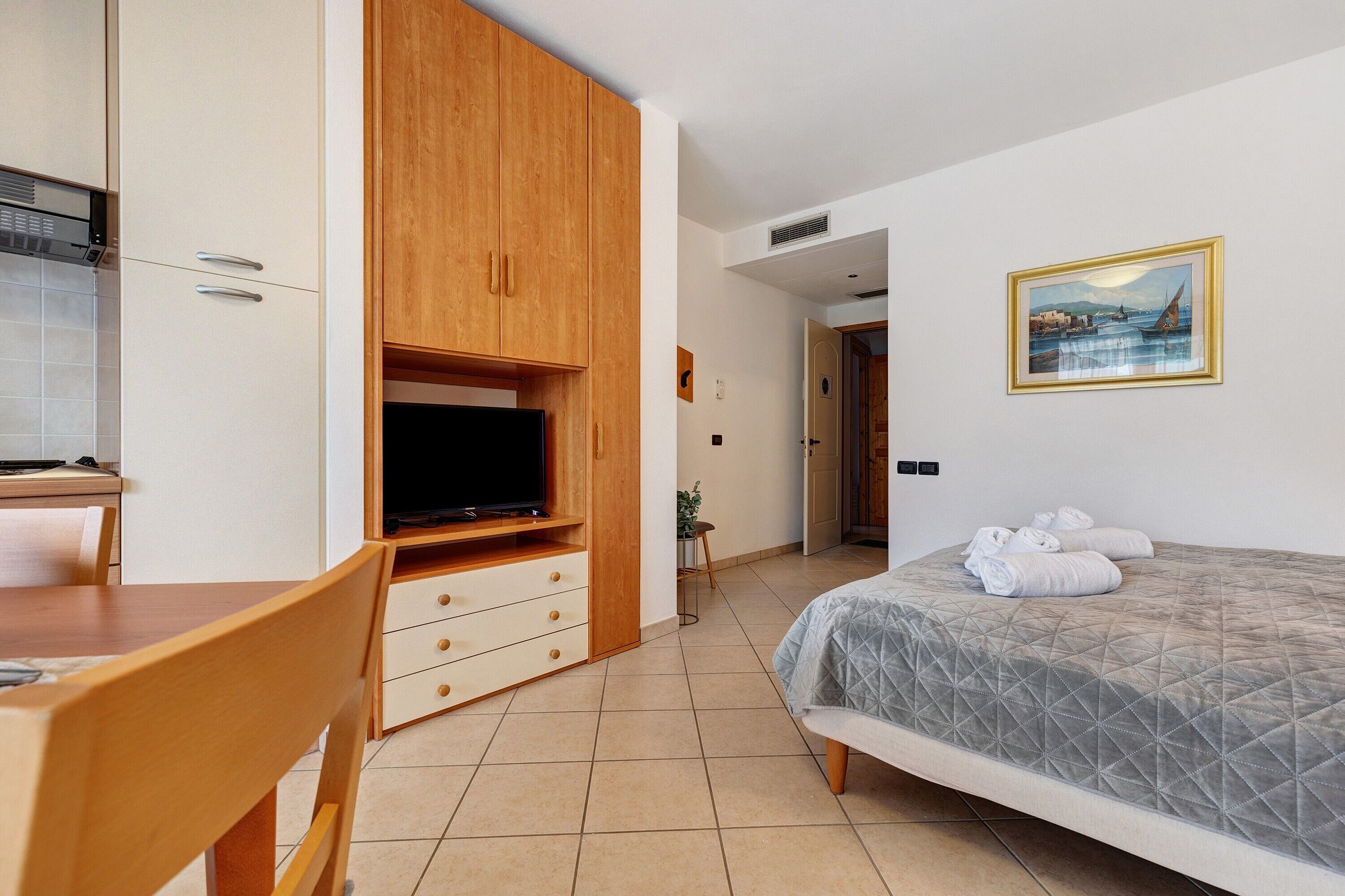 Iron/ironing board, free WiFi, bed sheets