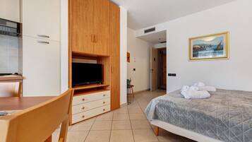 Iron/ironing board, free WiFi, bed sheets