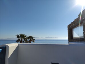 Property grounds - Apartment 'The Mediterranean Junior Suite' with Sea View, Wi-Fi and Air Conditioning (Paros)