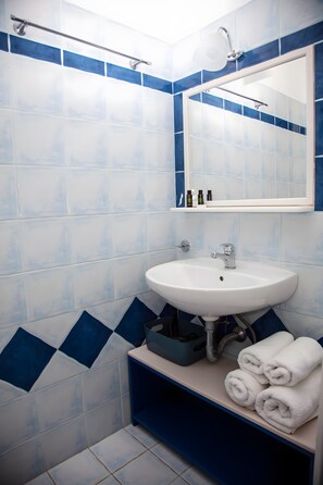 Chuveiro, secador de cabelo, toalhas de banho