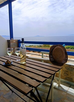 Outdoor dining - Apartment 'The Cretan Double Room' with Sea View, Wi-Fi and Air Conditioning (Paros)