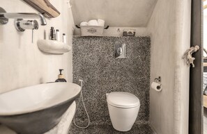 Suihku, hiustenkuivaaja, pyyhkeet