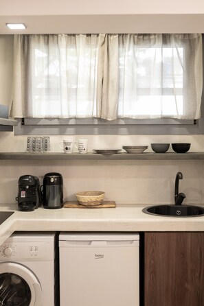 Jääkaappi, liesi, kahvin-/teenkeitin, vedenkeitin