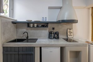 Kühlschrank, Herdplatte, Wasserkocher mit Kaffee-/Teezubehör