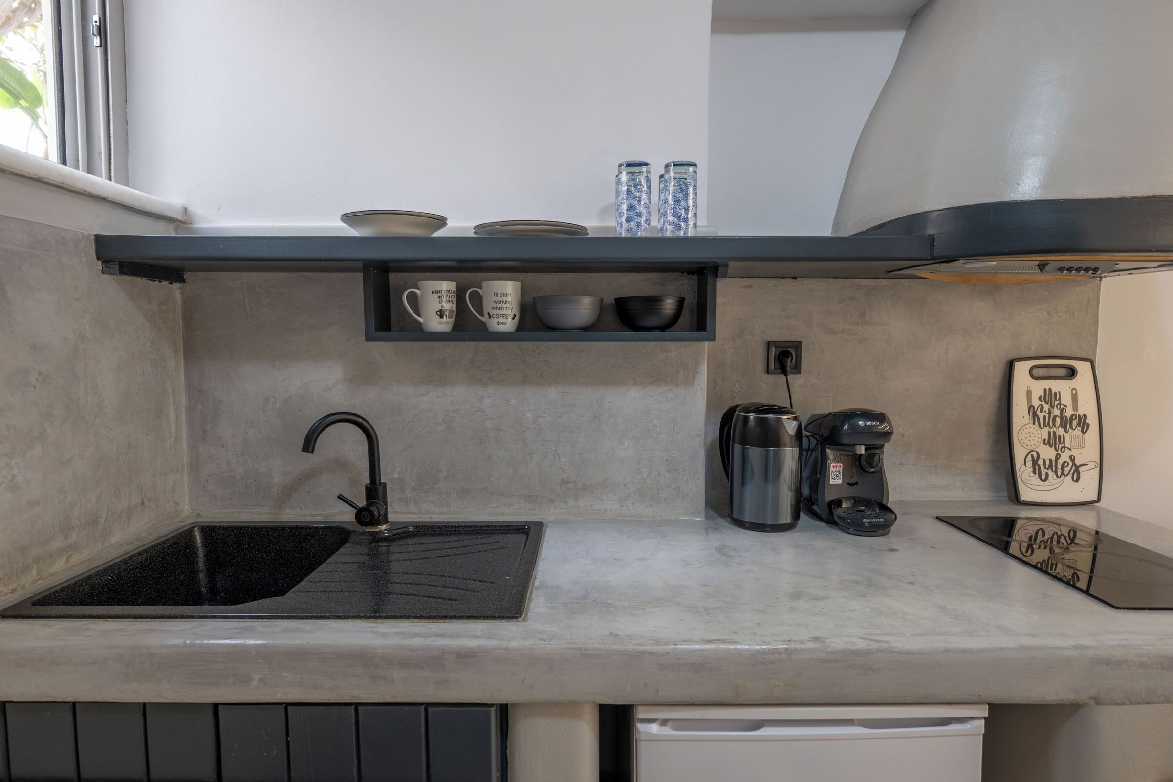 Kühlschrank, Herdplatte, Wasserkocher mit Kaffee-/Teezubehör