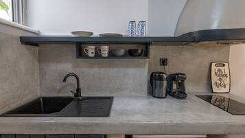 Een koelkast, een kookplaat, een koffiezetapparaat/waterkoker