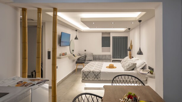 Un intérieur moderne comprenant un coin repas, un canapé-lit et un espace cuisine.