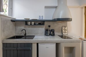 Fridge, stovetop, coffee/tea maker, electric kettle