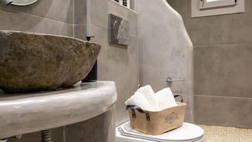 Een douche, een haardroger, handdoeken