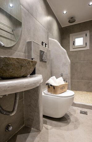 Een douche, een haardroger, handdoeken