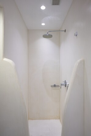Douche, sĂšche-cheveux, serviettes fournies