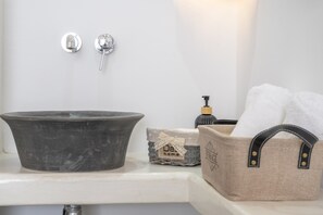 Een douche, een haardroger, handdoeken