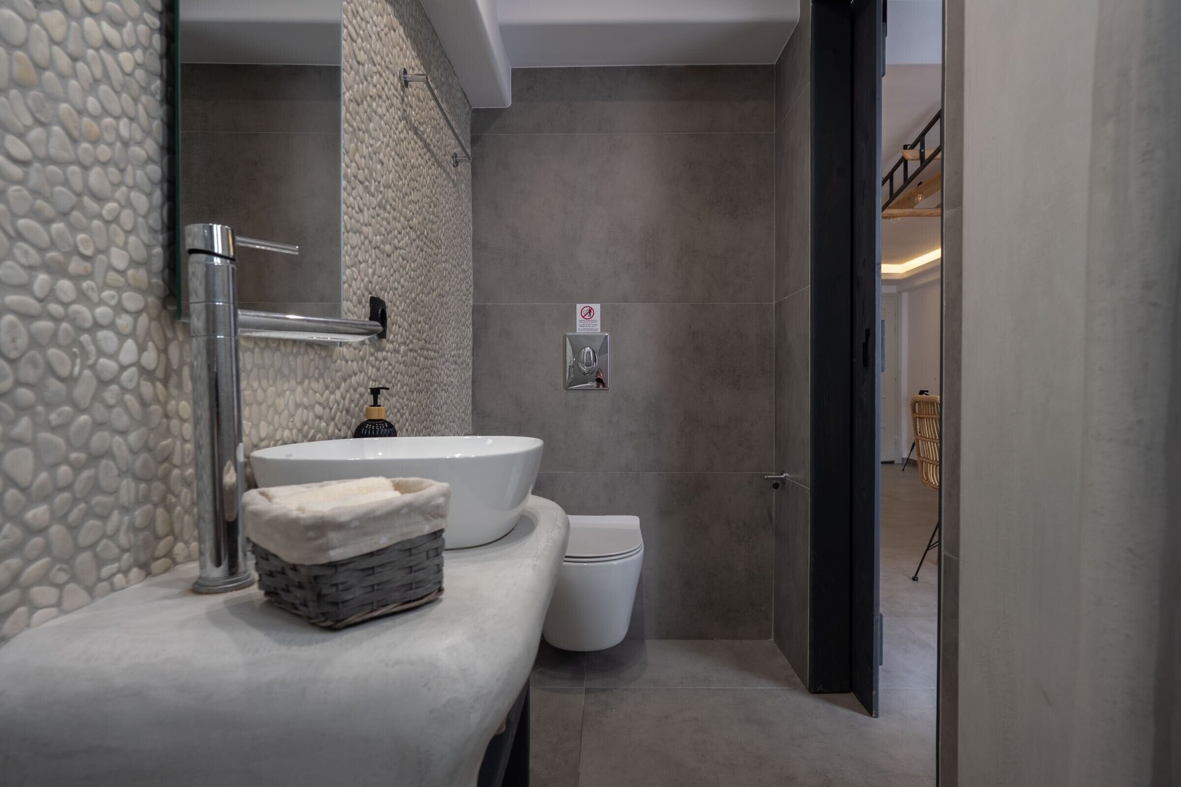 Een douche, een haardroger, handdoeken