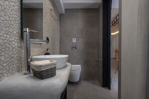 Shower, hair dryer, towels - Apartment 'Superior Suite' with Private Terrace, Wi-Fi and Air Conditioning (Naxos)
