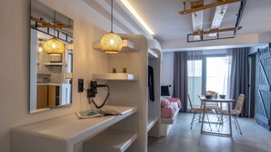 Un soggiorno moderno con zona pranzo, un grande specchio e una lampada a sospensione.