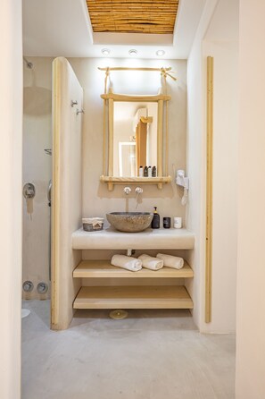 Shower, hair dryer, towels - Apartment 'Family Suite' with Private Terrace, Wi-Fi and Air Conditioning (Naxos)