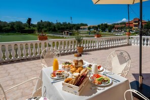 Outdoor dining - Apartment 'Maestro  2' with Balcony, Wi-Fi and Air Conditioning (Vlachopoulátika)