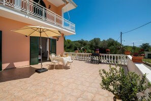 Outdoor dining - Apartment 'Maestro  2' with Balcony, Wi-Fi and Air Conditioning (Vlachopoulátika)