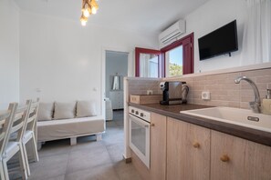 Frigorífico, horno, placa de cocina y hervidor eléctrico