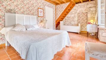 3 slaapkamers, een strijkplank/strijkijzer, gratis wifi, beddengoed