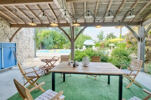 Outdoor dining - Stone House with Private Pool – 6 Guests – In the Heart of Bergerac Vineyards (Cunèges)