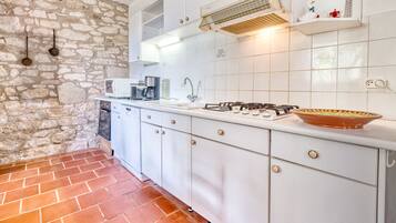 Frigorifero, microonde, forno, piano cottura