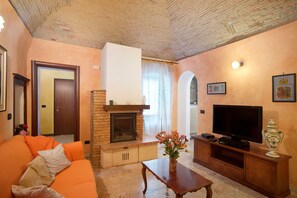 TV, fireplace