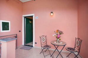Outdoor dining - Apartment 'Marì E Françe' with Balcony and Wi-Fi (Dolcedo)