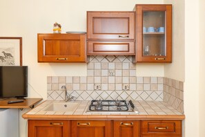 ثلاجة، ميكروويف، موقد طهي مسطح، ماكينة لصنع القهوة/الشاي