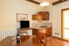 Réfrigérateur, micro-ondes, plaque de cuisson, cafetière/bouilloire