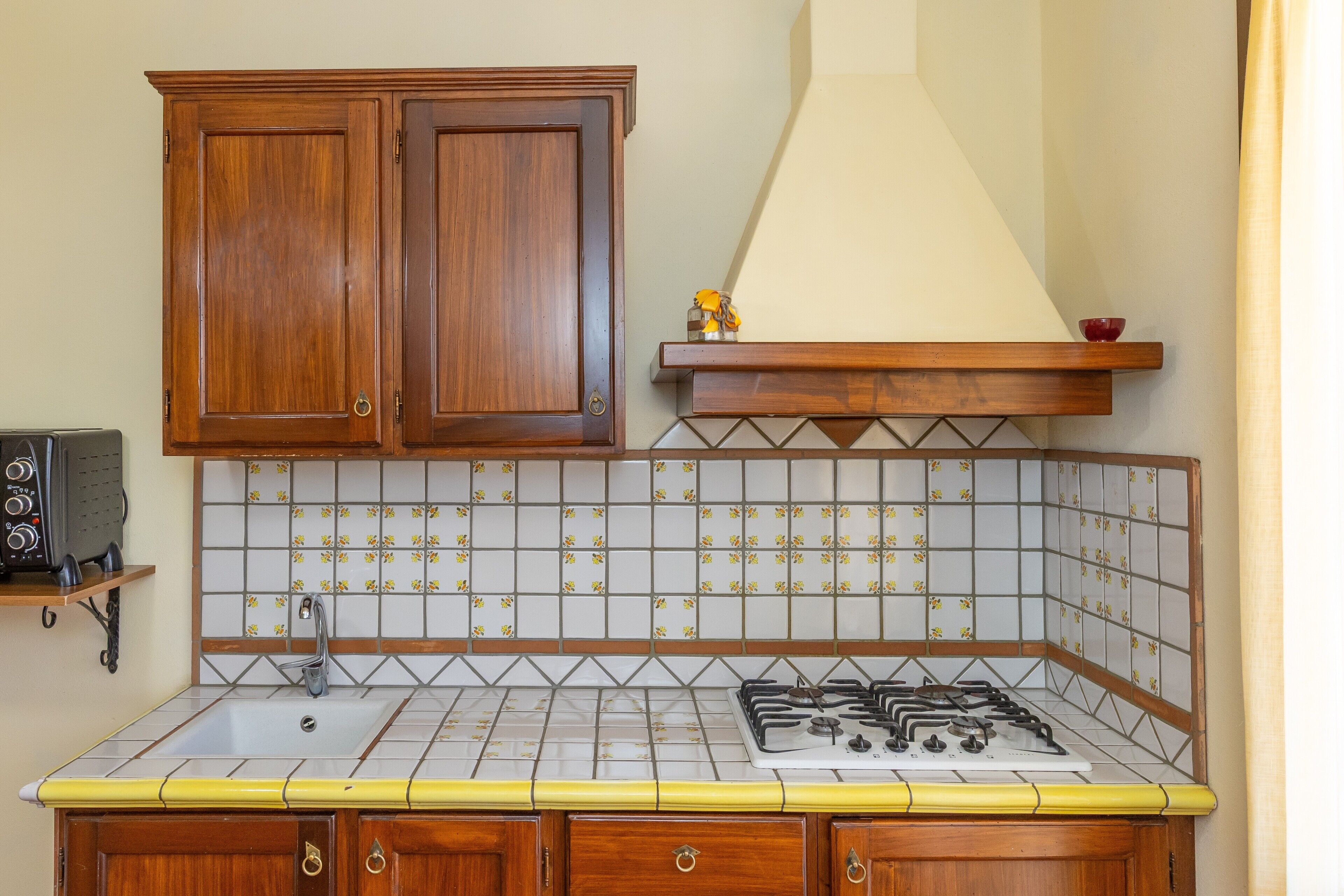 Een koelkast, een magnetron, een kookplaat