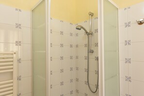 Dusche, Haartrockner, Handtücher