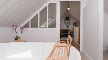 1 habitación, tabla de planchar con plancha, wifi gratis y ropa de cama