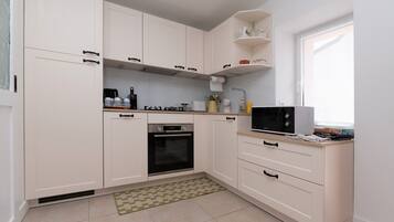 Kühlschrank, Mikrowelle, Ofen, Herdplatte