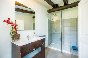 Douche, séchoir à cheveux, serviettes fournies