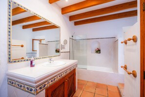 Dusch, hårtork och handdukar